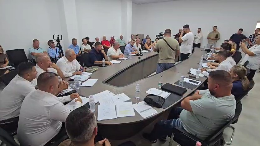 Mazhoranca dhe opozita bëhen bashkë në këshillim bashkiak të Selenicës  kundërshtojnë bashkimin me Vlorën