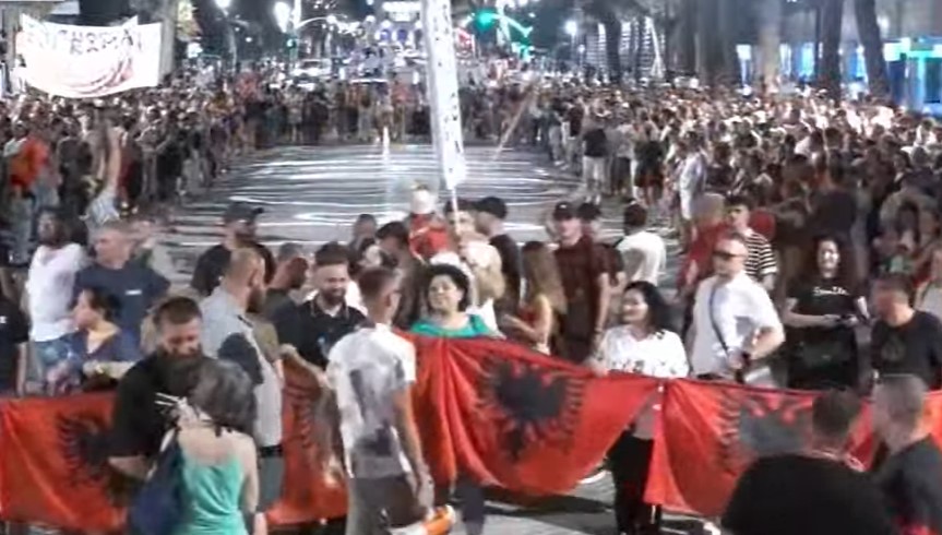 Pas përfundimit të fjalimeve para Kryeministrisë  qytetarët nisin marshimin