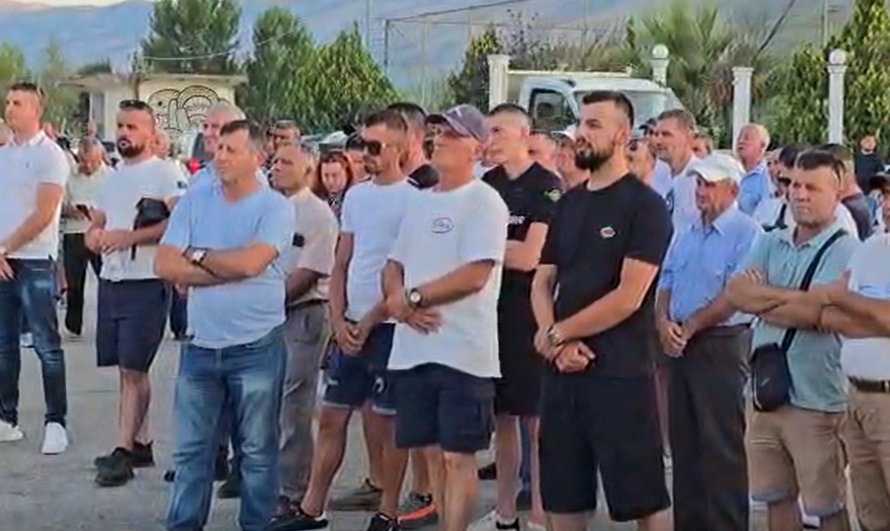 Banorët e Selenicës në protestë  Na e kanë vënë shkelmin në fyt  deputetët e Vlorës mos firmosin shkrirjen e bashkisë