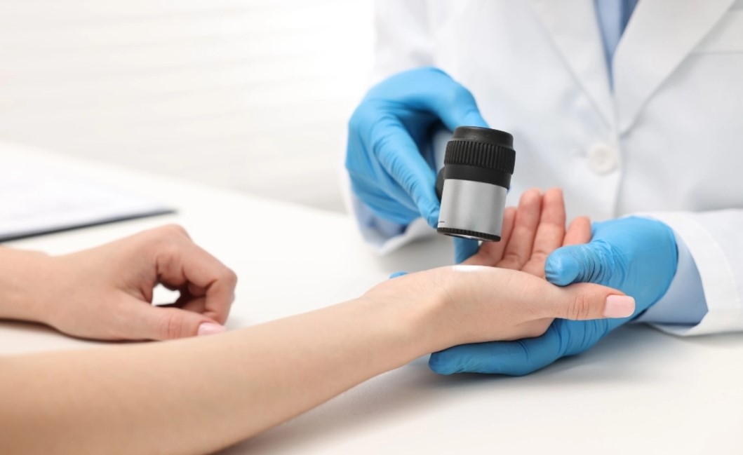 Shpresë e re për pacientët me melanomë  Vaksina e personalizuar e mRNA së zvogëlon rikthimet dhe rrezikun e metastazave