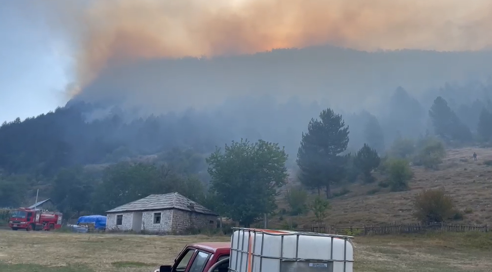 Përkeqësohet situata nga zjarri në Lurë  flakët i afrohen banesave