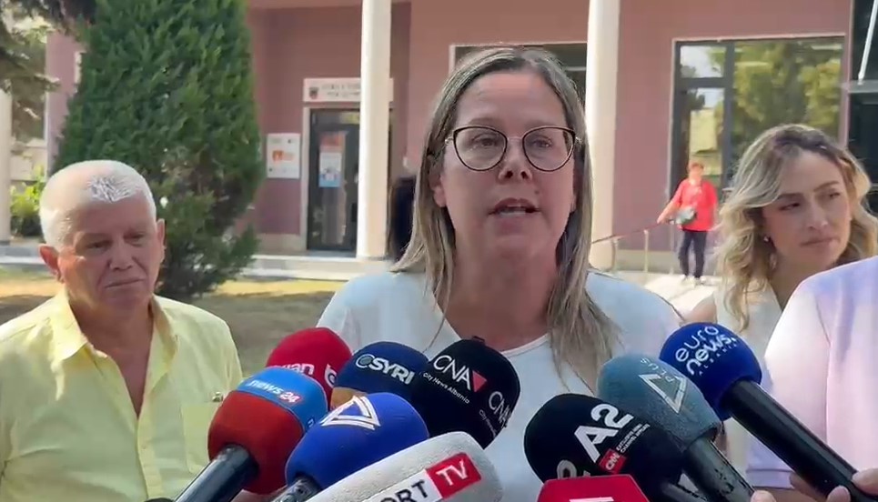 Deputetja e PD  95  e qytetarëve kundër shkrirjes së bashkisë Maliq  socialistët erdhën të përgatitur me skenar nga Peleshi