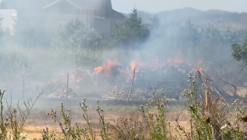 Zjarri i madh përfshin grumbullin e mbeturinave në Shëngjin  neutralizohen flakët  shmanget rreziku nga banesat