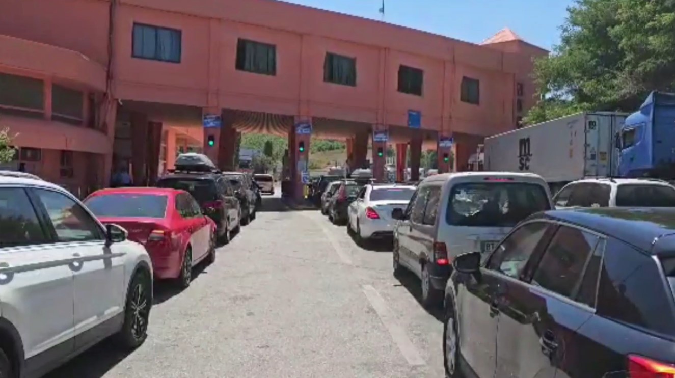 Shqiptarët kthehen në vendlindje për pushimet  vijon fluksi i lartë në Kapshticë dhe Qafë Thanë  shtohen sportelet në pikat e kalimit kufitar