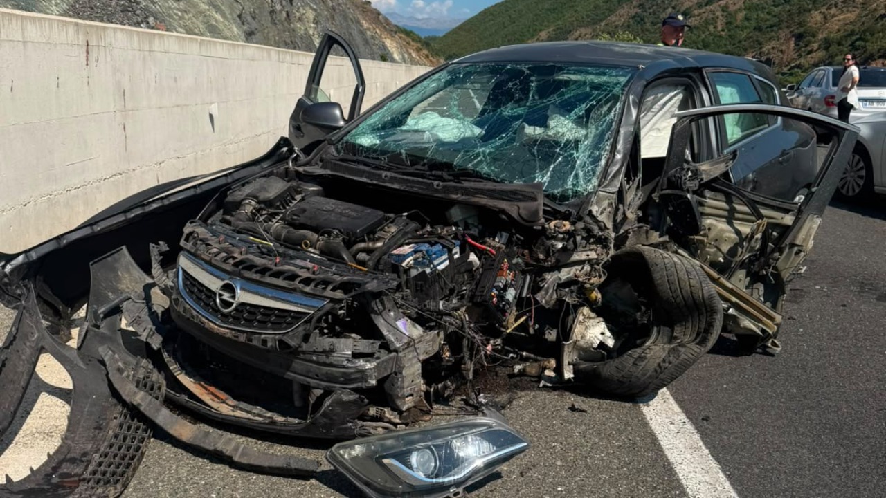 Aksident në Rrugën e Kombit  përplasen dy automjete  një i lënduar niset në spital
