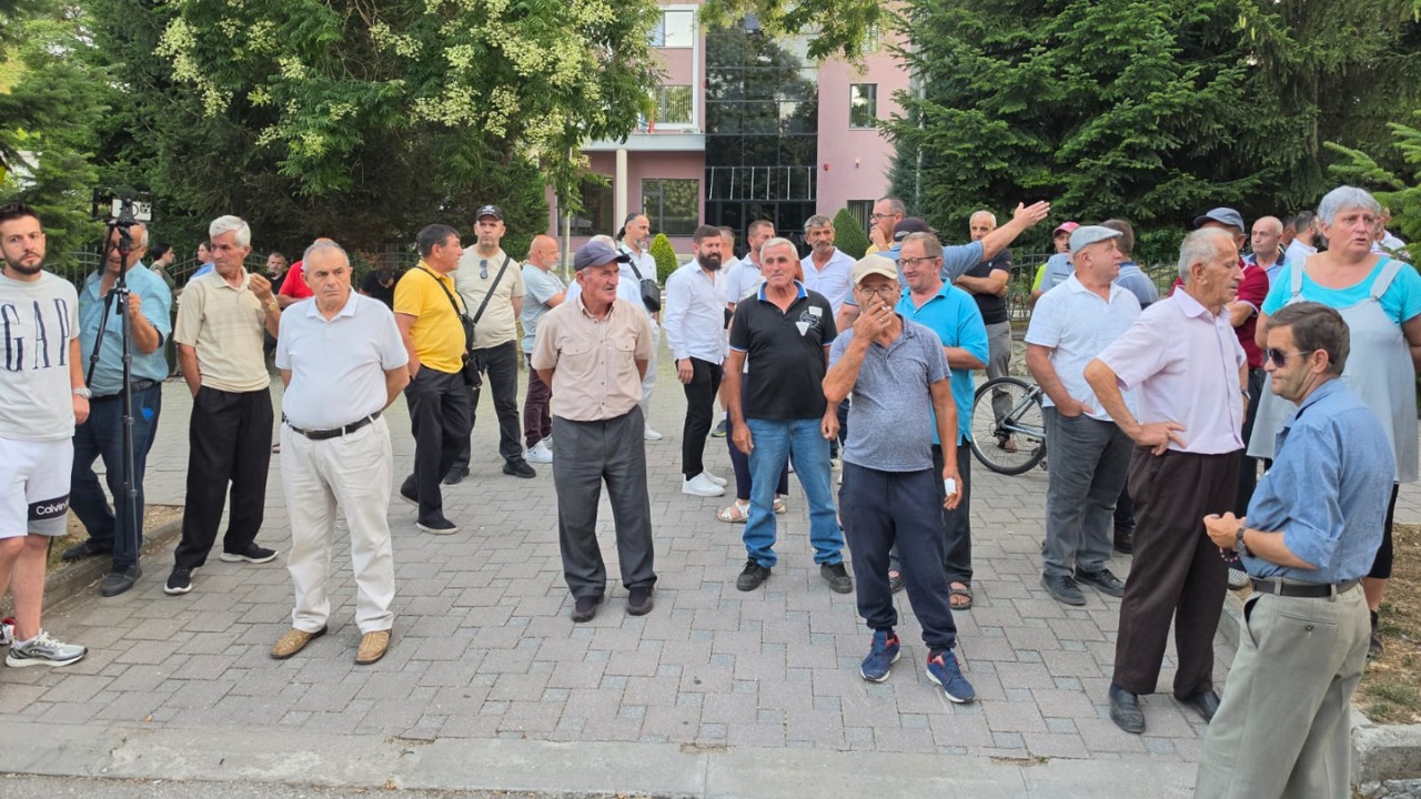Protestë në Maliq kundër reformës territoriale  banorët kundërshtojnë shkrirjen e bashkisë  punonjësi  Ndihem i tradhtuar nga kolegët