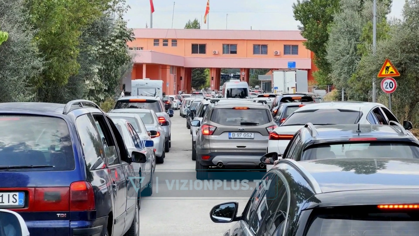 Fluks në Kapshticë e Qafë Thanë  emigrantët dhe qytetarët e Maqedonisë së Veriut vijnë për pushime