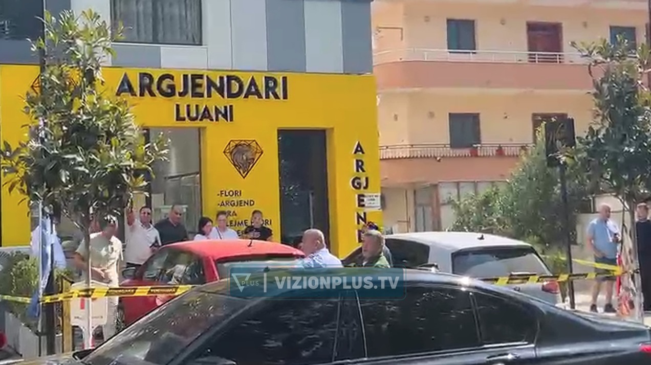 Me kallashnikov dhe motor pa targa  ja çfarë morën hajdutët nga argjendaria
