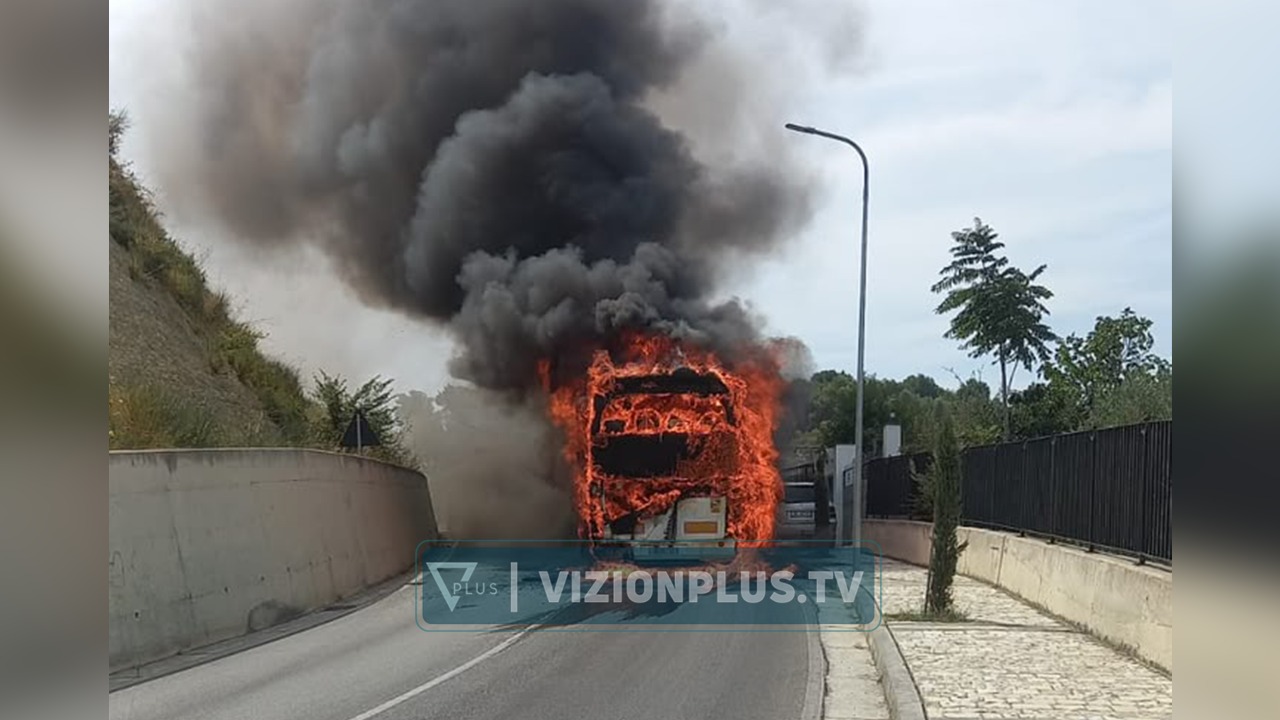 Merr flakë autobusi me 52 turistë në Qafën e Kalasë në Berat  shkrumbohet edhe një makinë