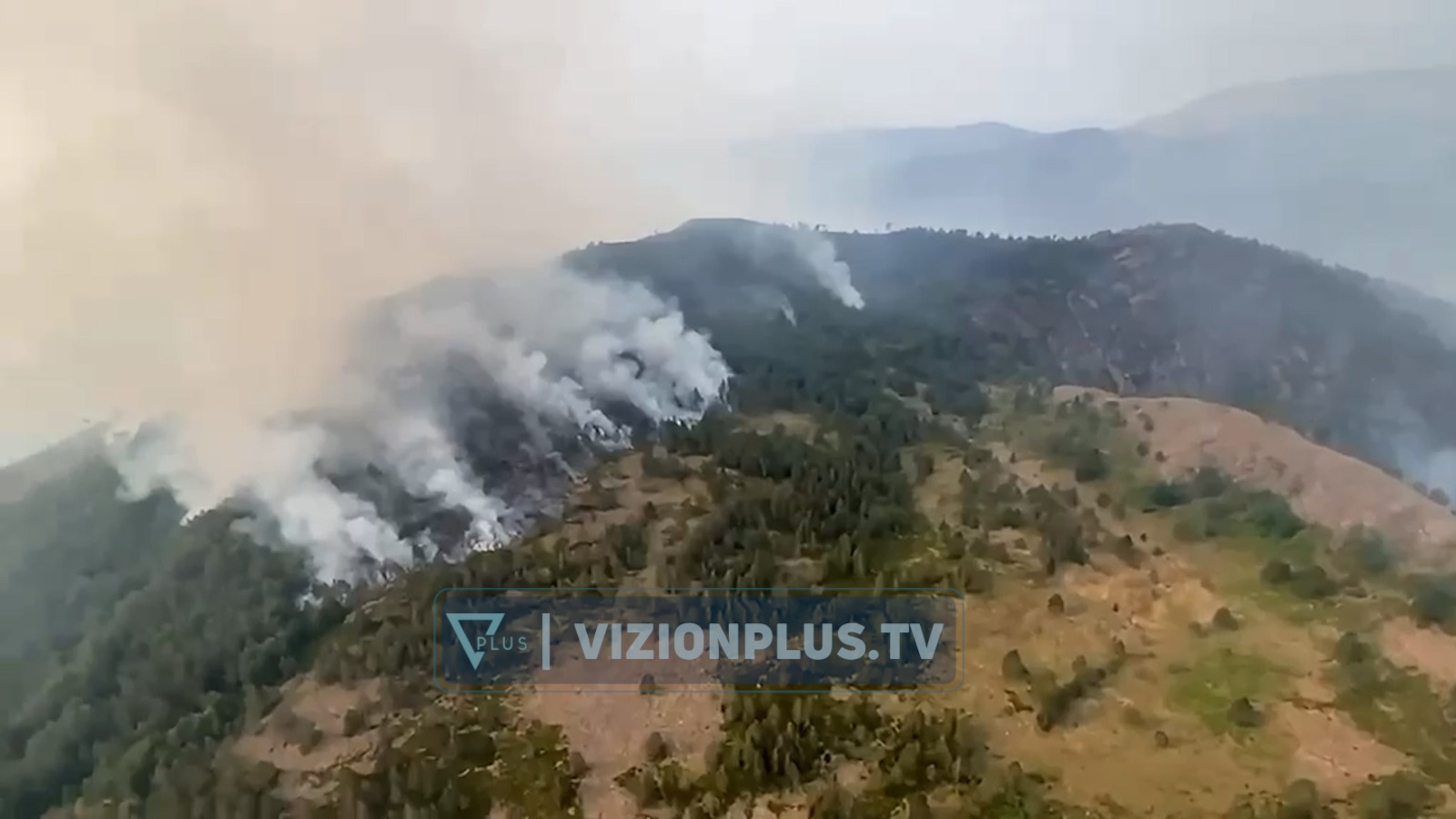 Zjarri në Pukë  flakët përpijnë 50 hektarë pyje  Vijon beteja nga ajri dhe toka