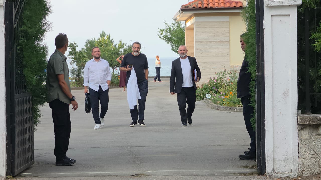 Përfundon mbledhja e Ramës me drejtuesit politik  deputetë e ministra dalin nga vila qeveritare në Pogradec