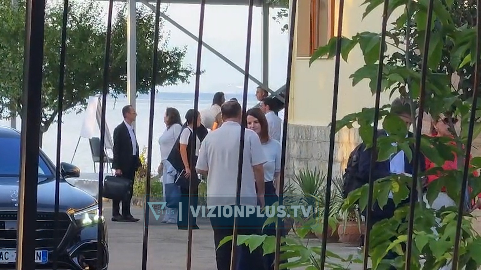 perfundon-mbledhja-e-qeverise-ne-pogradec-ministrat-largohen-me-dosje-ne-duar