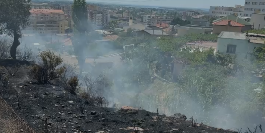 Zjarr pranë spitalit në Lezhë  zjarrfikësit vënë nën kontroll flakët
