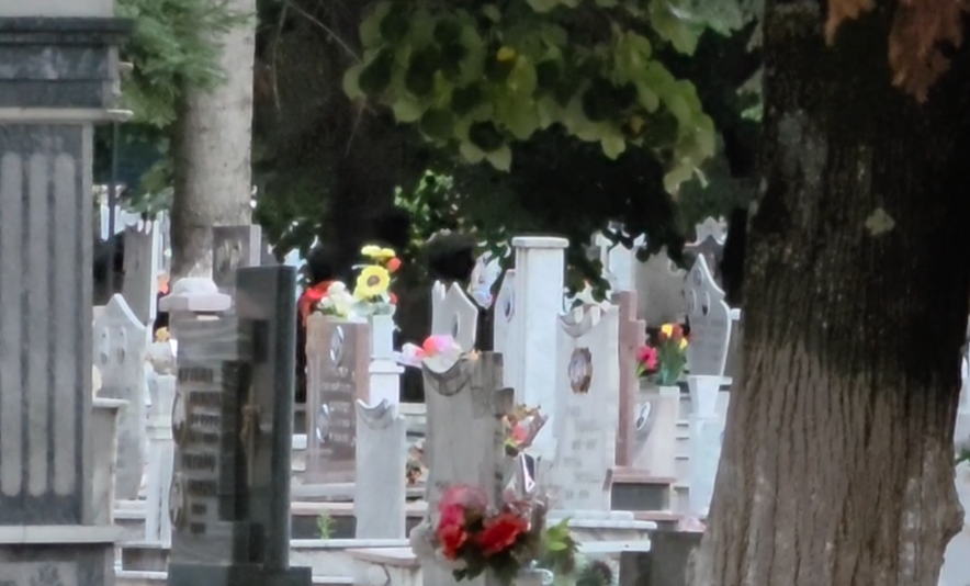 Vrasja e 20 vjeçarit  RENEA rrethon varrezat e Korçës  dyshohet se fshihet autori