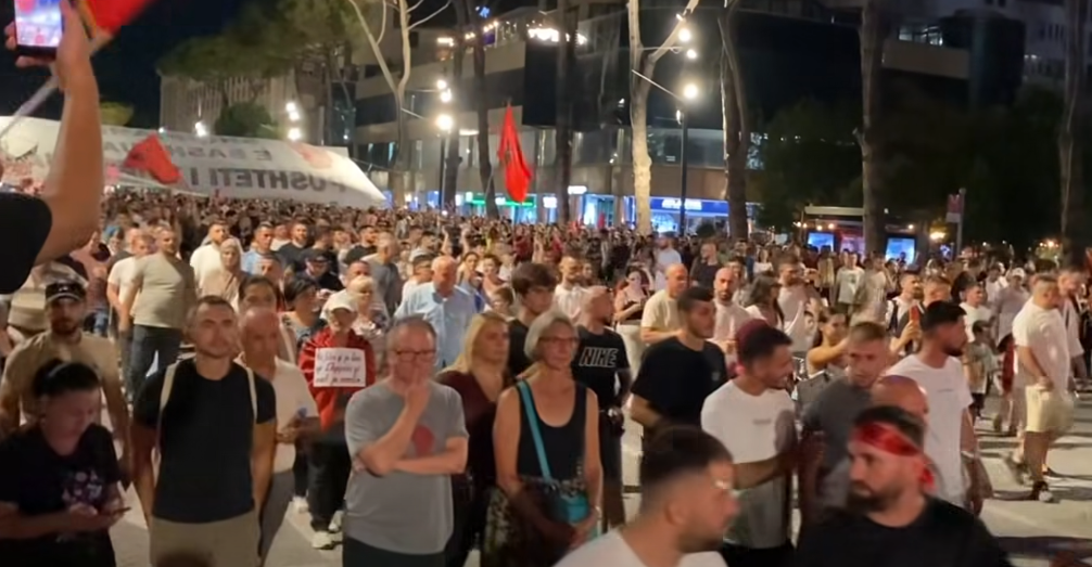 Dita e 63 të e protestës  qytetarët nisin marshimin në rrugë
