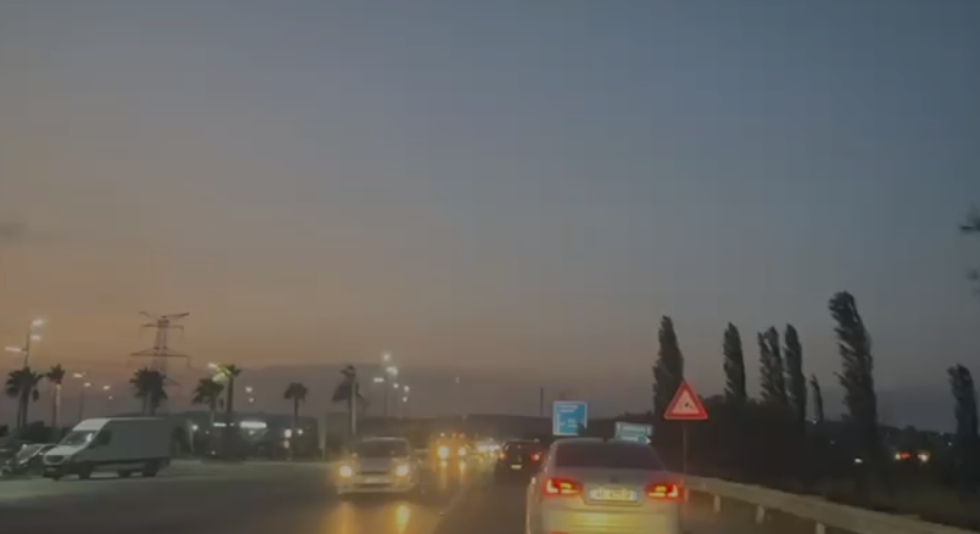 Sezoni turistik në Shqipëri  dyndje turistësh  Trafik në rrugët e Lezhës dhe Milotit
