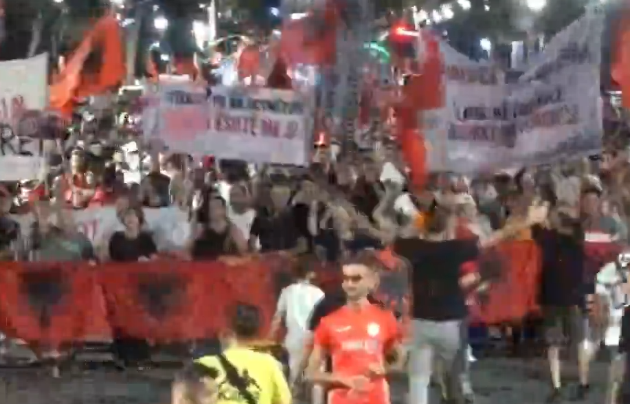 Dita e 76 të e protestës  qytetarët nisin marshimin në rrugë