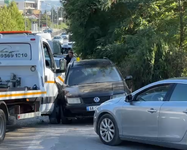 Aksident në Fier  makinat përplasen kokë më kokë  dy të lënduar
