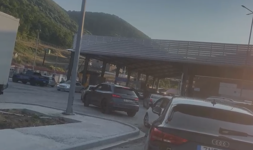 Fluks i lartë qytetarësh në pikën kufitare të Kapshticës