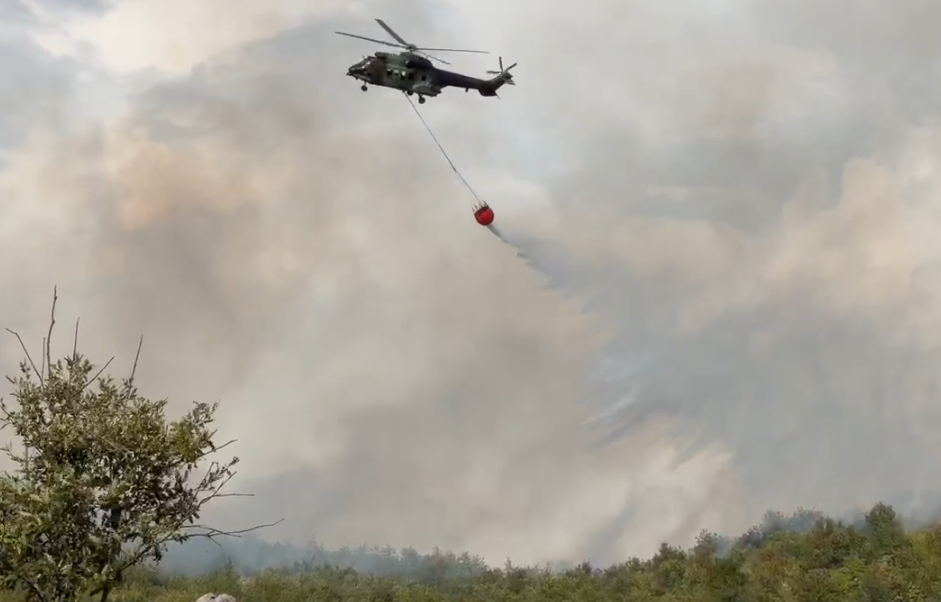 Ndërhyn helikopteri i AKMC në Bruç  vihet nën kontroll vatra e zjarrit