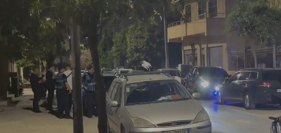 Alarm për lëndë plasëse në një furgon në Vlorë  policia në vendngjarje