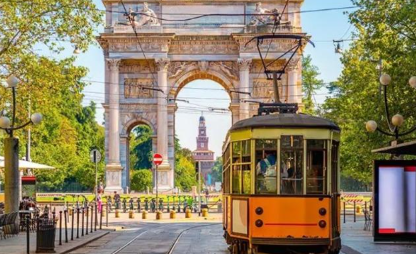 75 euro gjobë për këmbësorët që përdorin telefonin kur kalojnë rrugën  Italia ashpërson Kodin Rrugor