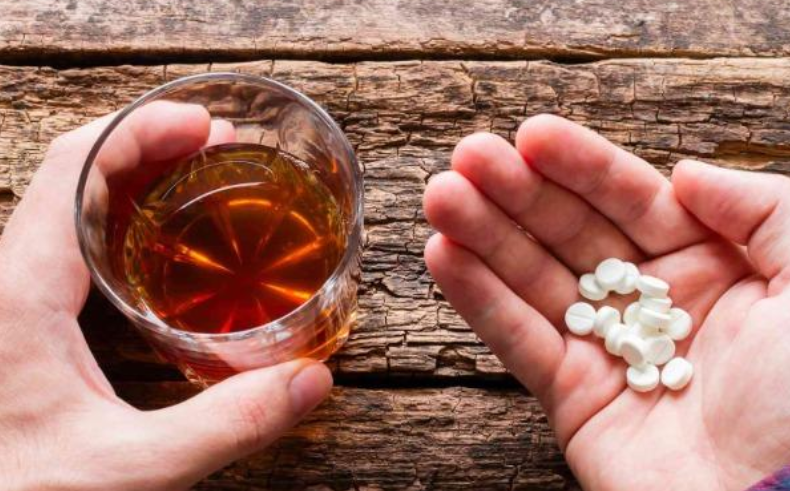 Nga antibiotikët te qetësuesit  këto janë ilaçet që bëhen të rrezikshme kur kombinohen me alkool