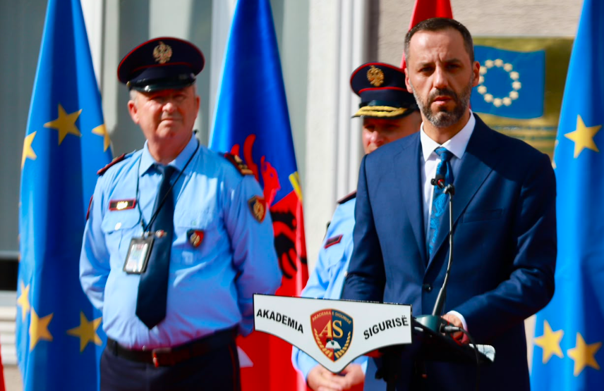 Policisë së Shtetit i shtohen 389 të rinj e të reja  Lamallari  Uniforma nuk ju jep privilegje  por përgjegjësi