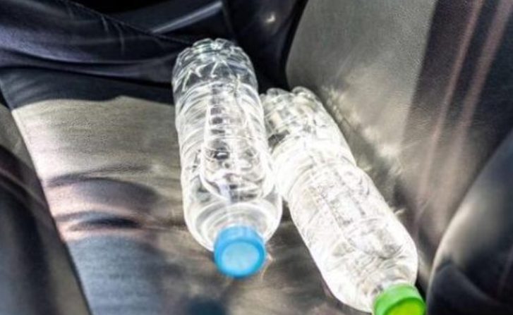 Pse nuk duhet ta pini asnjëherë ujin që keni harruar brenda në makinë 