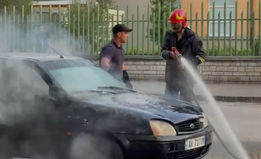 Makina përfshihet nga flakët në Fier