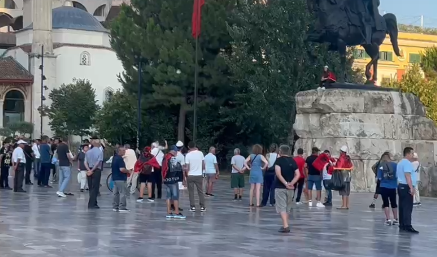Dita e 63 të e protestës  nis grumbullimi i qytetarëve