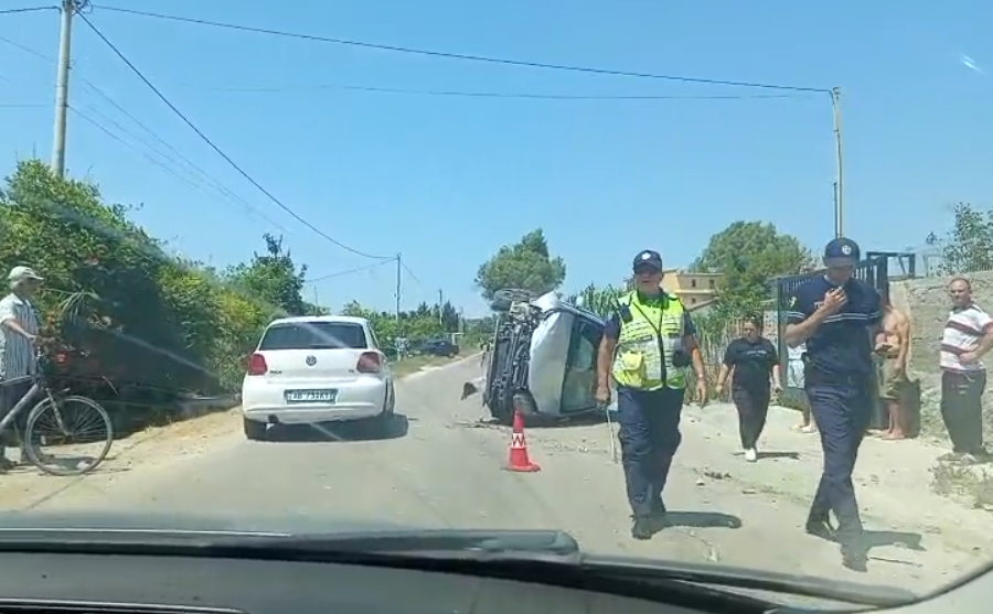 Aksident në Lushnjë Berat  makina rrotullohet disa herë pas përplasjes  28 vjeçarja përfundon në spital