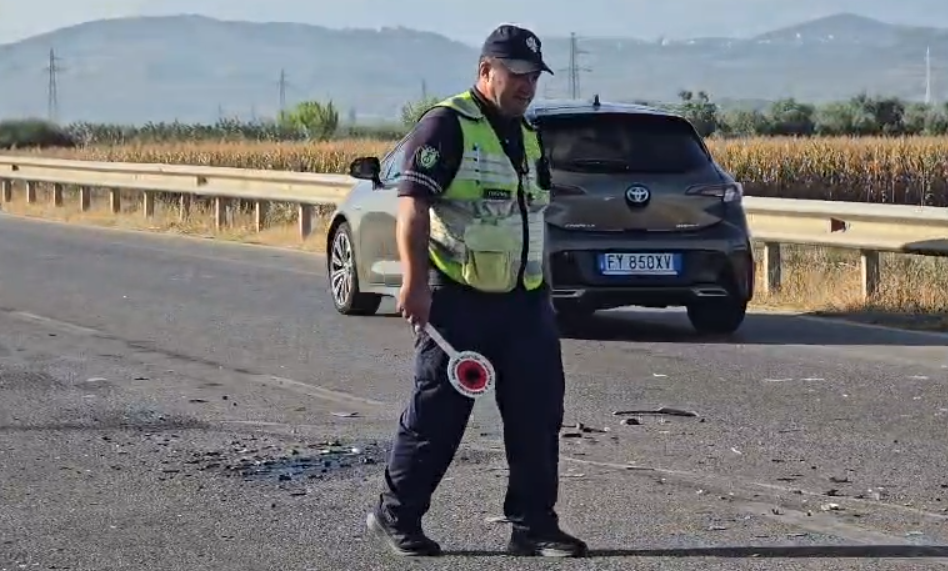 aksident-ne-aksin-levan-tepelene-perplasen-tre-automjete-lendohet-nje-person