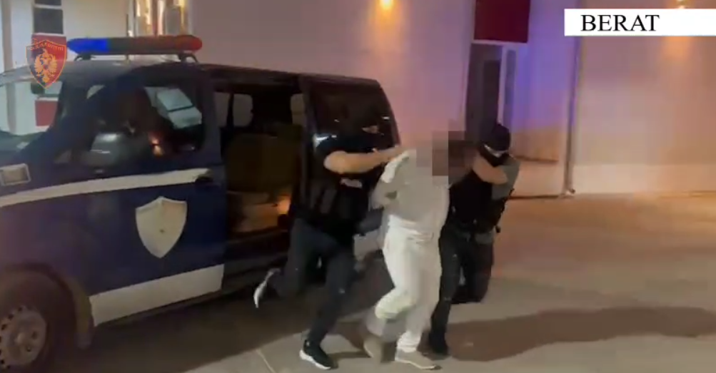 Qëlloi me armë ndaj të riut në lokal  kapet në Berat 35 vjeçari  i shpallur në kërkim për vrasje të mbetur në tentativë