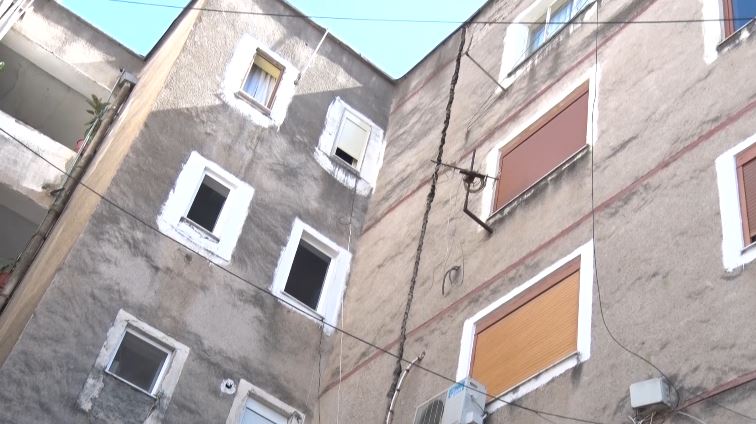 Gjendet i pajetë një 47 vjeçar në shkallët e pallatit në Elbasan  policia nis hetimet