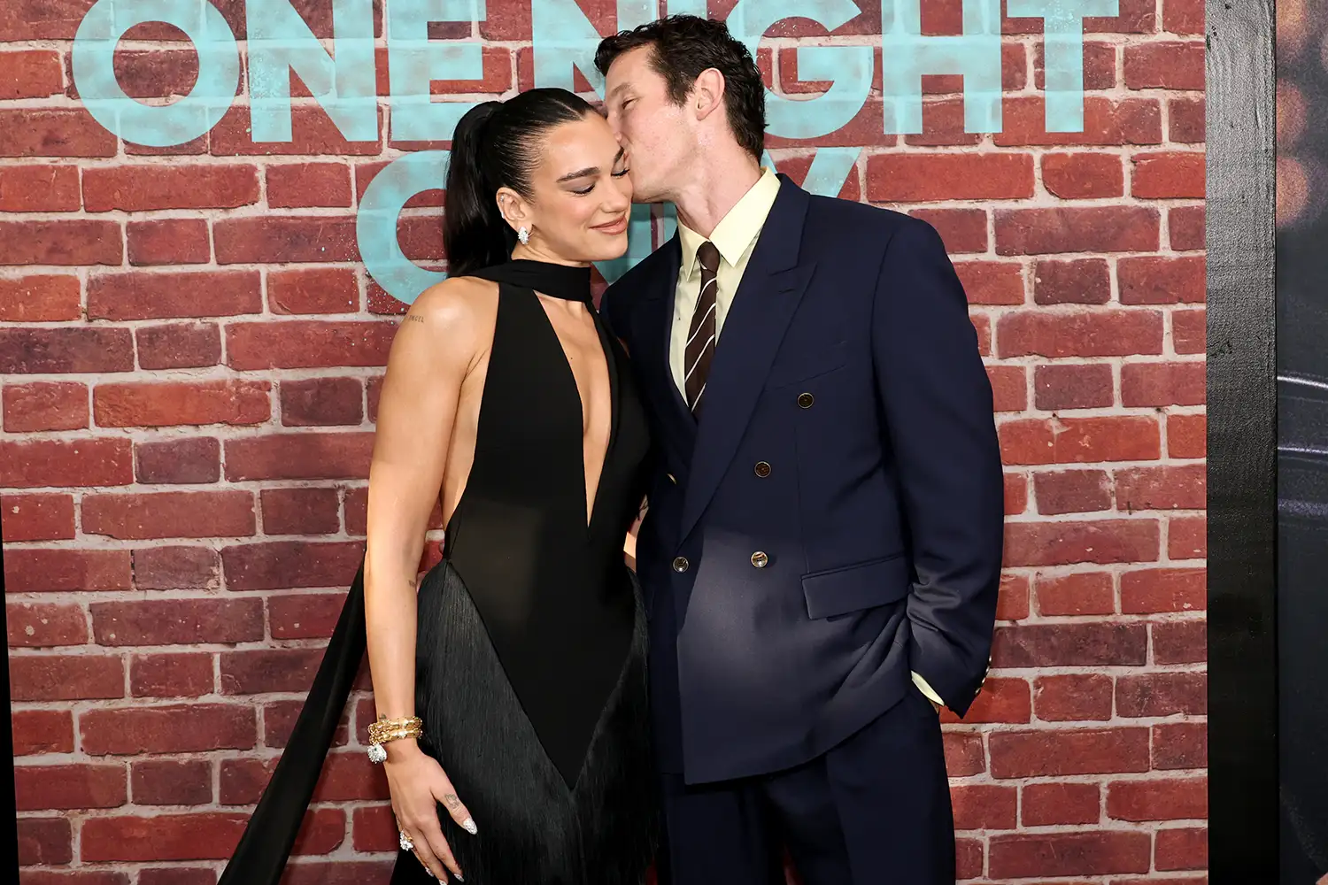 Dua Lipa dhe Callum Turner bëjnë paraqitjen e parë në tapetin e kuq si çift i martuar