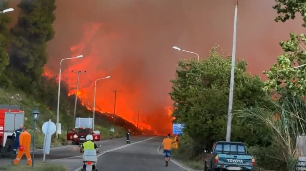Greqi  Zjarri masiv përfshin Halkidikin  evakuohen banorët dhe turistët në Siviri