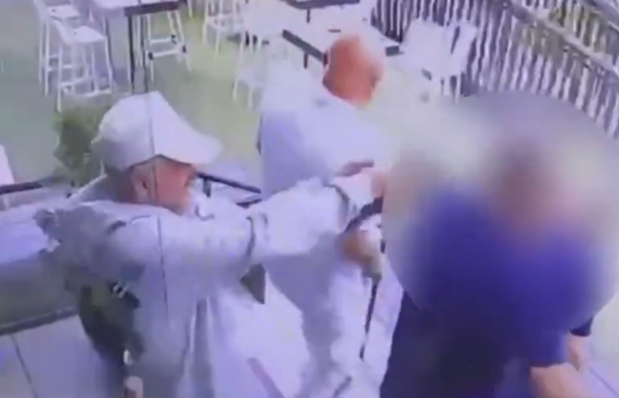 Momenti i ekzekutimit  vritet në mes të ditës kreu i mafias  autori qëllon me gjakftohtësi dhe largohet  VIDEO 