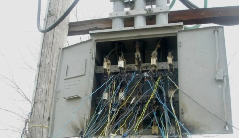 Shkuan të vidhnin telat elektrikë  hajdutin e zë korenti  dy bashkëpunëtorët e tij e lanë të vdekur në makinë