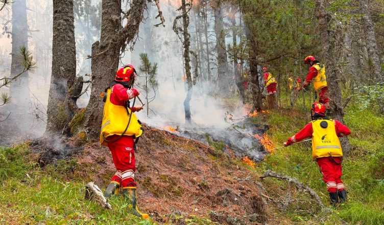 Situata me zjarret në vend  Ministria e Mbrojtjes  35 vatra në 24 orë  8 ende aktive