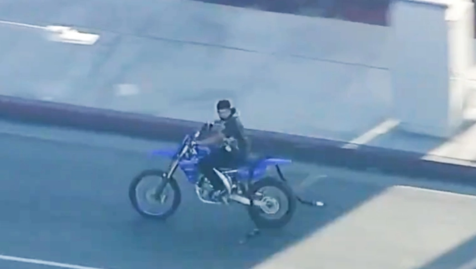 Ndjekje si në filma aksion në Los Angeles  u arratis me motorin e vjedhur dhe u fsheh në koshin e riciklimit  VIDEO 