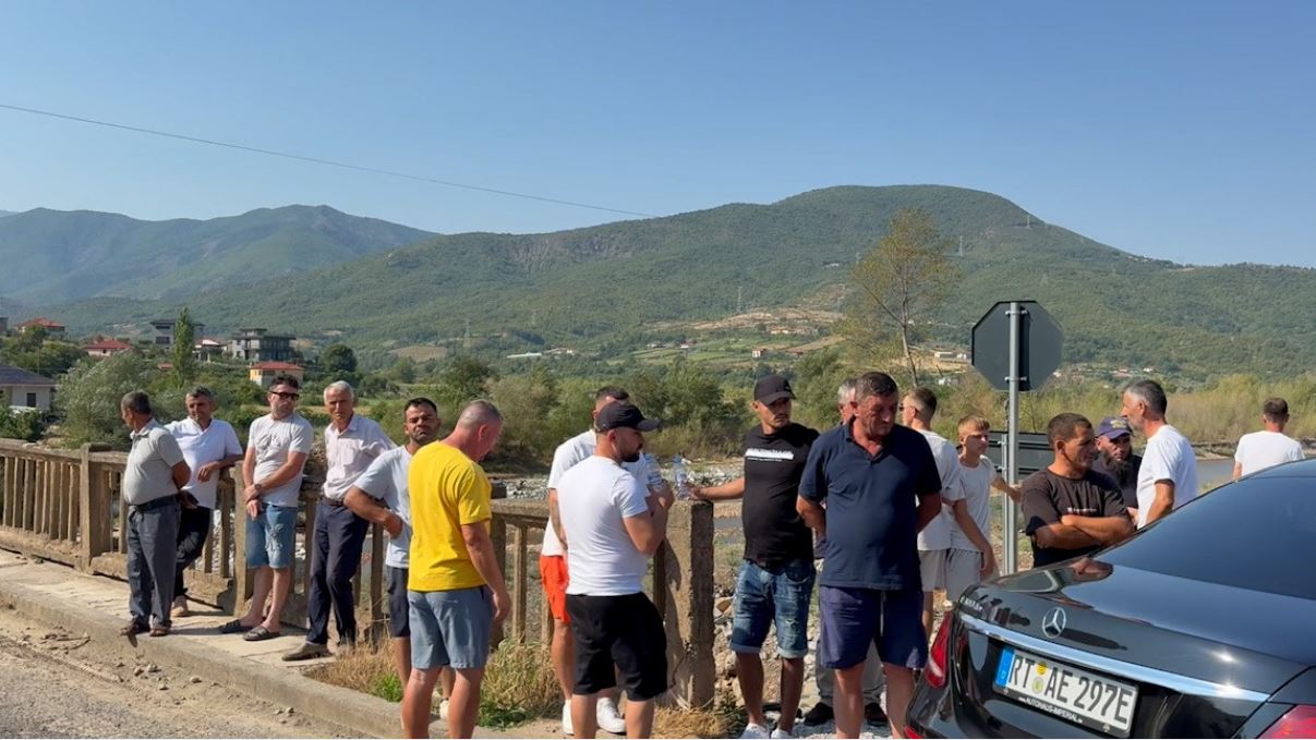 kundershtojne-bllokimin-e-aksesit-nga-punimet-e-koridorit-viii-banoret-e-mirakes-dalin-ne-proteste