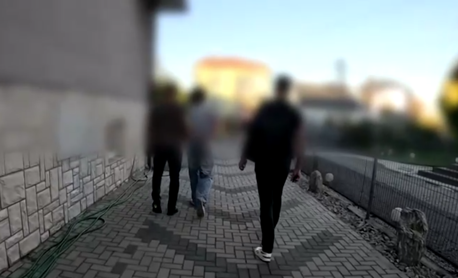 Dyshohet se po planifikonte atentat ndaj politikanëve  policia i shkon në shtëpi 23 vjeçarit  rrezikon 20 vite burg