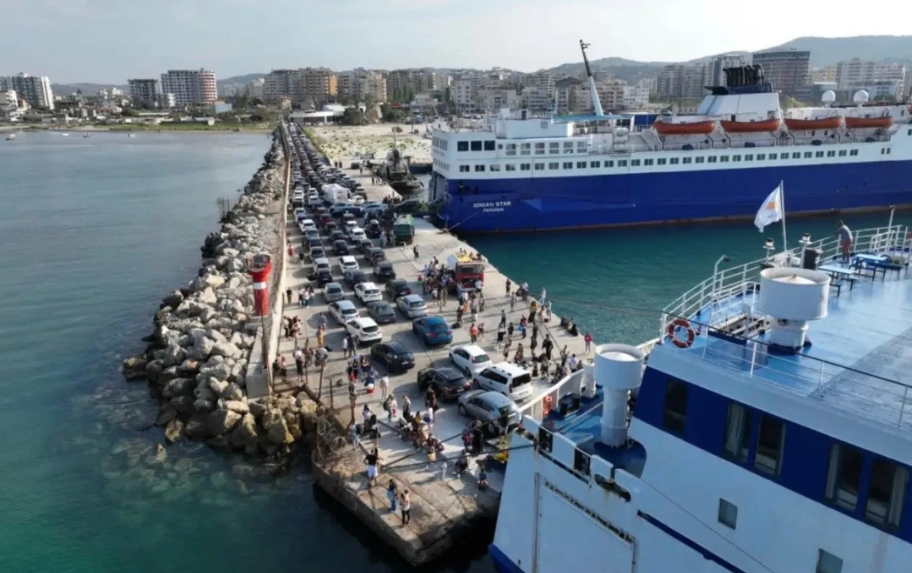 Kaos në Portin e Vlorës  ndërpritet energjia elektrike  bllokohen qindra pasagjerë e automjete