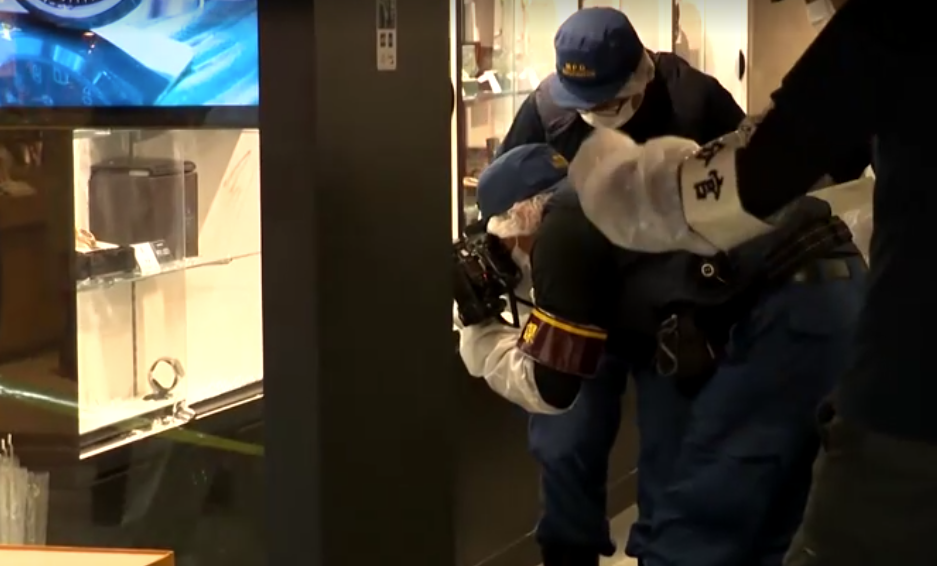 Grabiten disa orë luksoze me vlerë 1 2 milionë dollarë në Tokio  autorët arratisen në 10 sekonda  VIDEO 