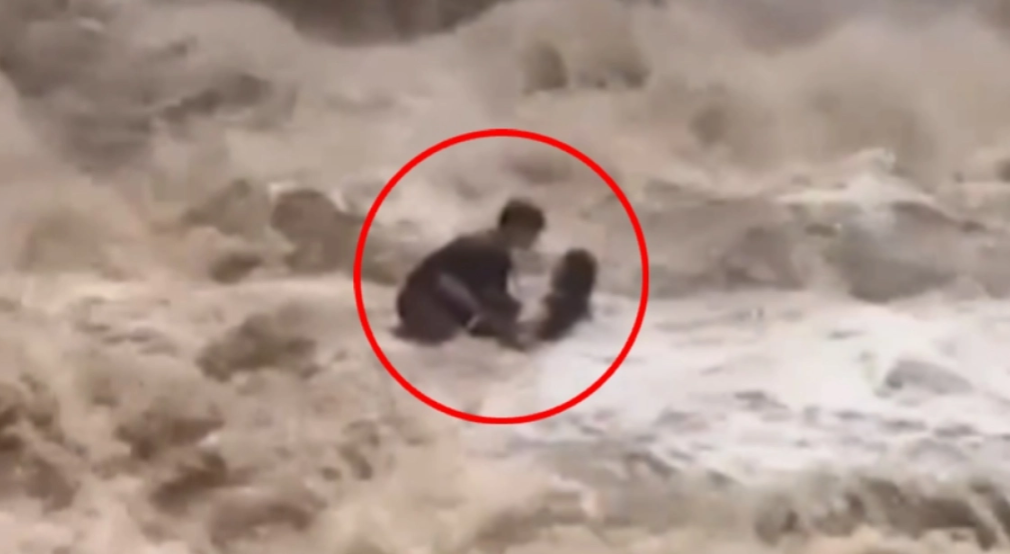 Momente paniku për turistët   rrëmbehen  nga rrjedha e fuqishme e ujit në ujëvarë  shpëtohen në minutën e fundit  VIDEO 