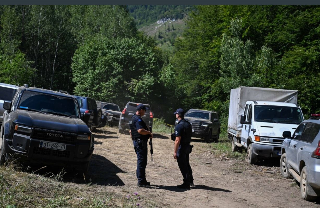 Kosovë  zbulohen 4 trupa në një varrezë masive në Zubin Potok  ministri i Sveçla shkon në vendngjarje