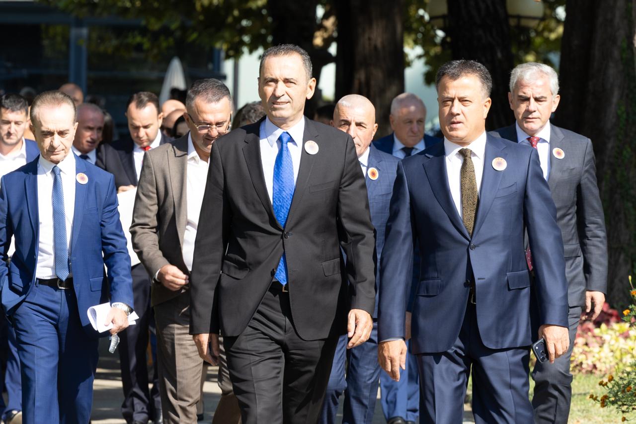 Pas vendimit të Gjykatës së Hagës  deputetë të PD së shkojnë me simbolet e UÇK së në Parlament