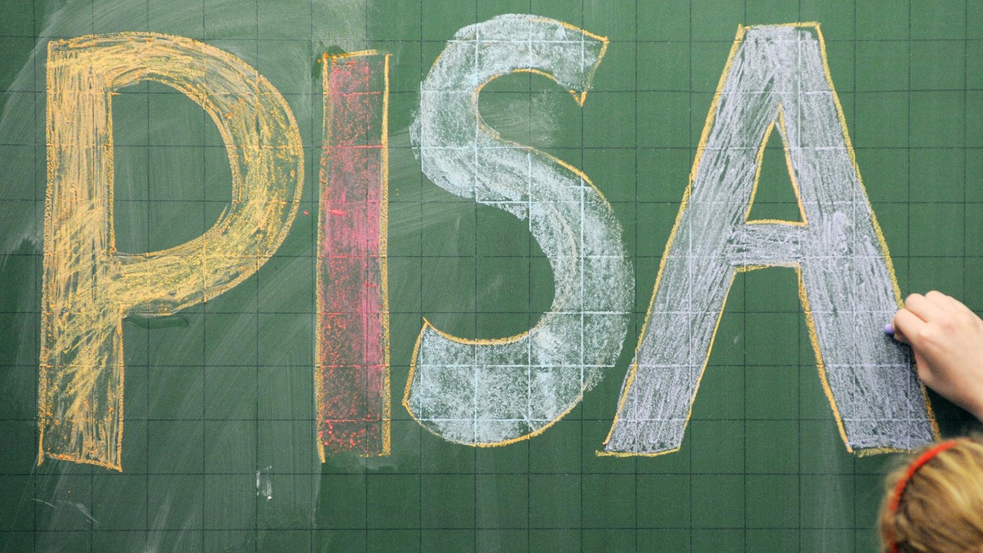 publikohen-rezultatet-e-testit-pisa-shqiperia-rritje-te-konsiderueshme-ne-matematike-shkence-dhe-lexim-krahasuar-me-2022