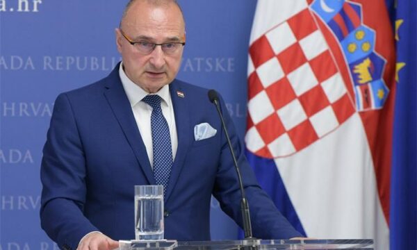 Haga dënoi krerët e UÇK  Kroacia  Nuk ndryshon fakti që populli i Kosovës ishte viktimë e Millosheviçit 
